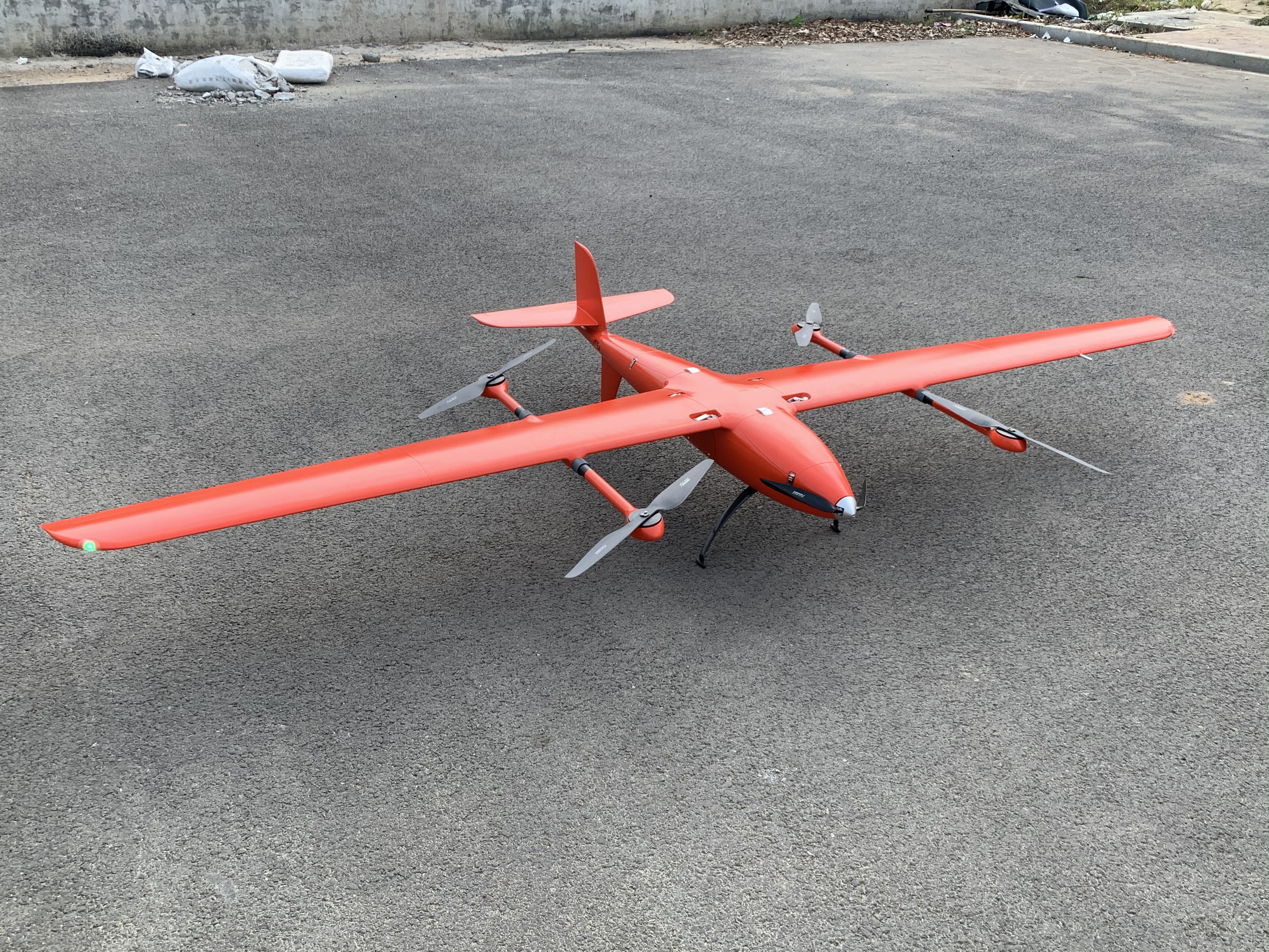 大飛機航攝(左)<a href='http://m.dfmoku.com.cn/typearticle/330-1.html' target='_blank' title='無人機航攝'><strong>無人機航攝</strong></a>(右)